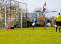 Van Dijke_rechts_kopt_de_0-1_binnen